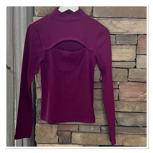 GAP Rib Cutout Top - Picture 8 of 8